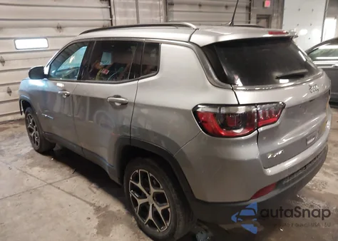 2024 Jeep Compass Latitude 4X4 z USA, uszkodzony, nr VIN 3C4NJDBN8RT605998